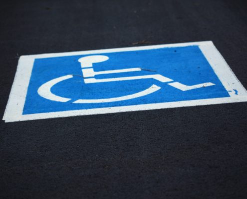 Parkplatz für Menschen mit Behinderungen
