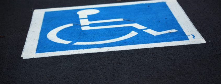 Parkplatz für Menschen mit Behinderungen