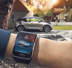 Die BMW-i-Remote-App für die Smartwatch Samsung Gear S ist eine Anwendung, die BMW-i-Fahrer nahtlos mit ihrem Fahrzeug verbindet – direkt über die Uhr am Handgelenk. Die App wurde entwickelt, um auf die wichtigsten Informationen ohne Umwege und in Echtzeit zugreifen zu können.