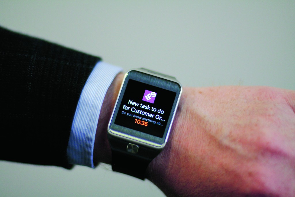 Benachrichtigungen über dringende Aufgaben an eine Smartwatch können sicherstellen, dass der Empfänger sie rechtzeitig liest (Quelle: IFS)