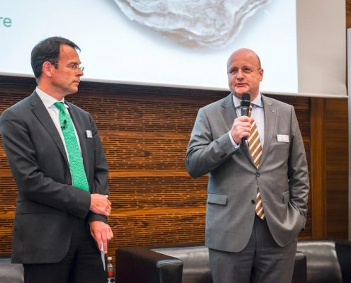 Die Infraserv-Geschäftsführer Jürgen Vormann (rechts) und Dr. Joachim Kreysing begrüßten die Teilnehmer der „perspectives“. © Infraserv Höchst