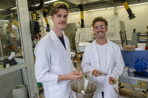 Bence Ridder (l.) und Calvin Middel untersuchen für ihre Bachelorarbeit am Fachbereich Design der FH Münster, wie man aus dem Reststoff von Zuckerrohr recycelbare Alltagsgegenstände herstellen kann. (Foto: FH Münster/Frederik Tebbe)