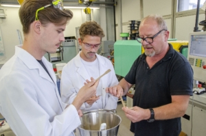 Der erste Versuch ist geglückt (v. l.): Bence Ridder, Calvin Middel und Martin Althoff halten die Schulterstäbe aus Bagasse und Bio-Kunststoff in den Händen. (Foto: FH Münster/Frederik Tebbe)