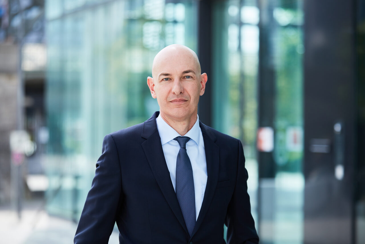 Uwe Gries betont: "Die IT- und Netzinfrastruktur wird in Silos abgesichert, mit OT-Protokollen gesteuerte Gebäudemanagementsysteme sind unzureichend geschützt. Im Übrigen wird menschliches Versagen – eines der größten Einfallstore für Cyberangriffe – stark unterschätzt. Unter solchen Bedingungen ist die Anfälligkeit der Branche nahezu programmiert."
