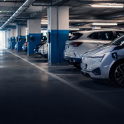 ladeinfrastruktur_im_Parkhaus